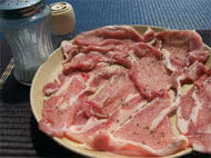 豚肉とブルーチーズのはさみ焼き　トマトソース添え