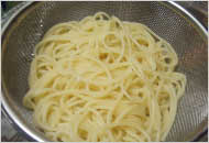 ベーコンとほうれん草と卵のクリームソースパスタ