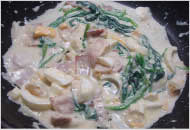 ベーコンとほうれん草と卵のクリームソースパスタ