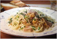 ベーコンとほうれん草と卵のクリームソースパスタ