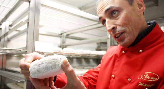 アレオス氏がフレッシュな状態からじっくりと3ヶ月以上かけてセミハードまで仕上げます。