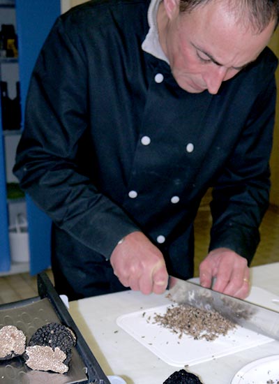 ペリゴール産黒トリュフをみじん切り