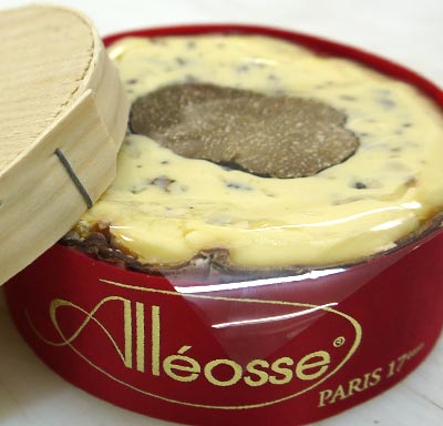 薄くスライスしたトリュフをのせて、完成！