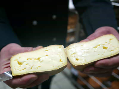 アレオス氏と工房・お店