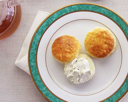 バケットやスコーンにたっぷりとのせて