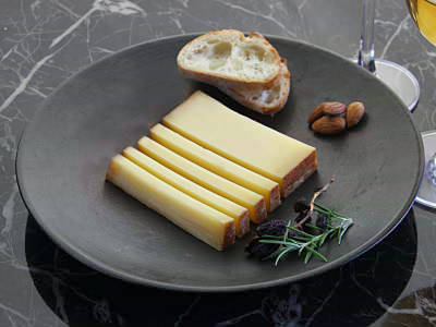 フランスジュラ山脈地域産ハードチーズ・エスティーブ16ヶ月以上