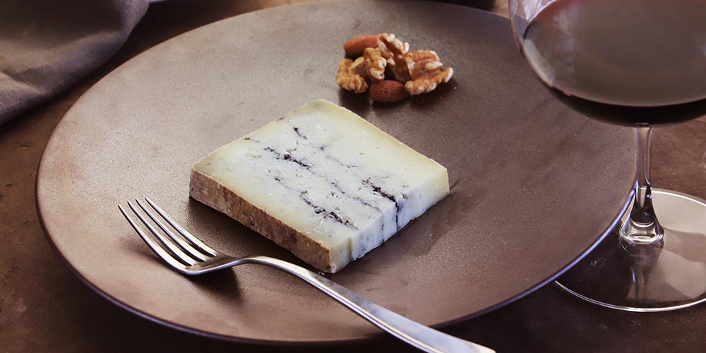 ペコリーノ・アル・タルトゥーフォ 約150g