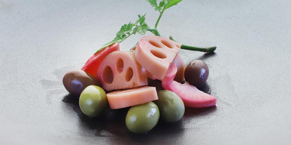 れんこんと赤カブ、オリーブのピクルス