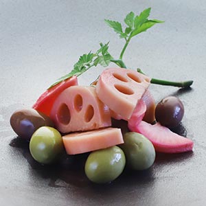 れんこんと赤カブ、オリーブのピクルス