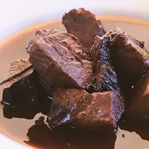 牛頬肉の赤ワイン煮込み