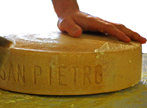 1つ1つに刷毛で蜜ろうを塗っていきます