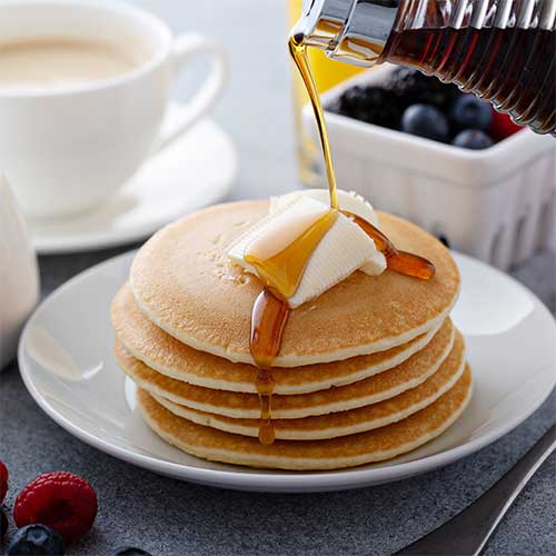 パンケーキにフルーツとフロマージュ・フレを添えて