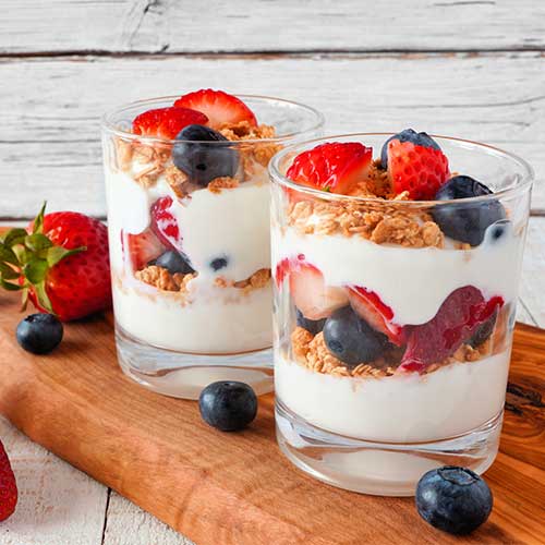 スポンジケーキやシリアルとフロマージュ・フレを重ねてパフェに