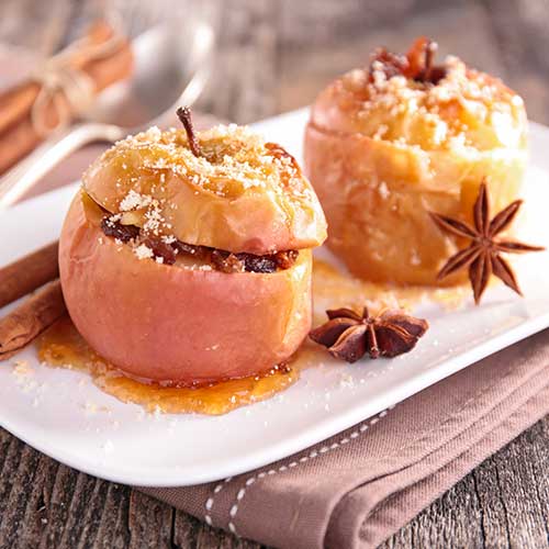 焼いたりんごにフロマージュ・フレを添えて