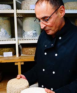 チーズを見るアレオス氏