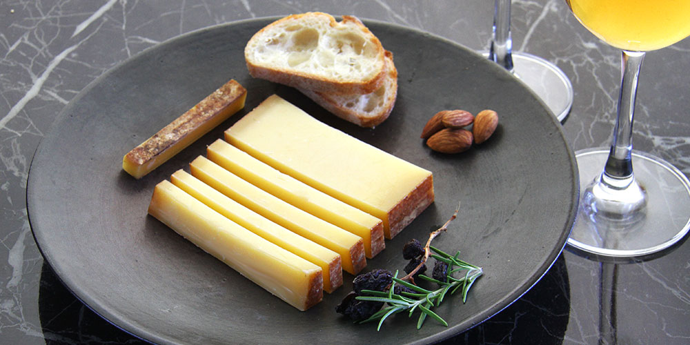 フランスジュラ山脈地域産ハードチーズ・エスティーブ