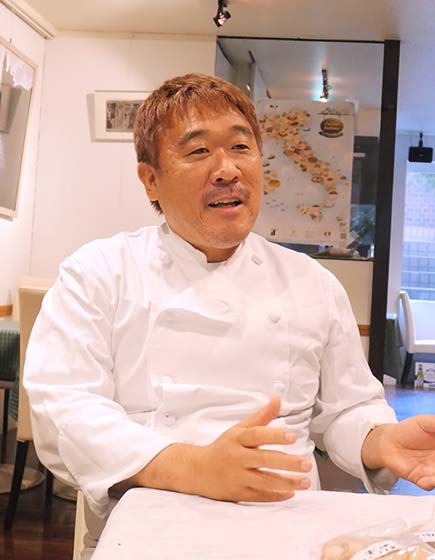 思いを語る根本シェフ
